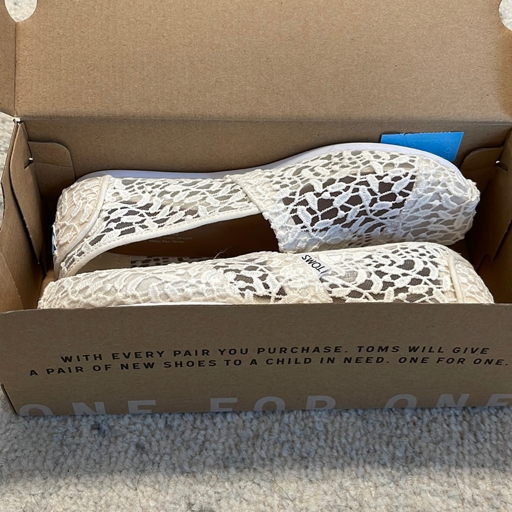 Toms shoe. Perfect condition. Still in box. Size 8.5